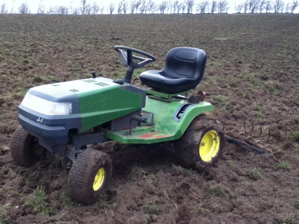 Havetraktor - Harver på marken med havetraktoren billede 7