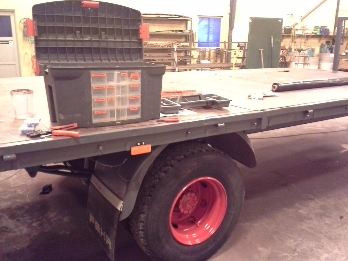 Fra Cargo til halmvogn - Montering af LED sidemarkeringslys. Fælgene får nok en lidt mørkere rød farve. JF-rød var lidt fersk til det grå chassis. Syntes ellers min gamle skivehøster er dybere i farven. De må ha ændret farven undervejs... Planen er også at gejle lidt mere på fælgene... ;o) billede 16