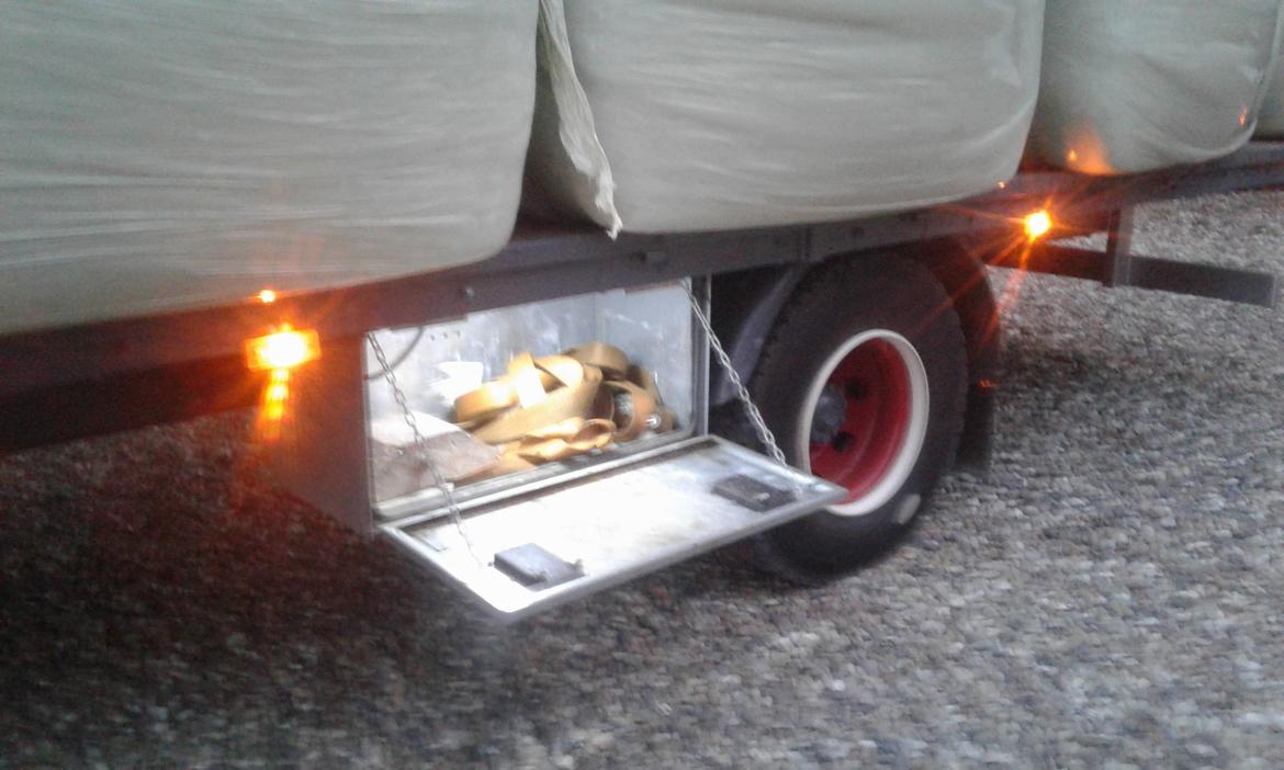 Fra Cargo til halmvogn - Fælgene blev malet om, navet blev gråt og fælgkanten fik en hvid retro-stribe i kanten. Led-lys monteret, også i truckerskabet billede 17