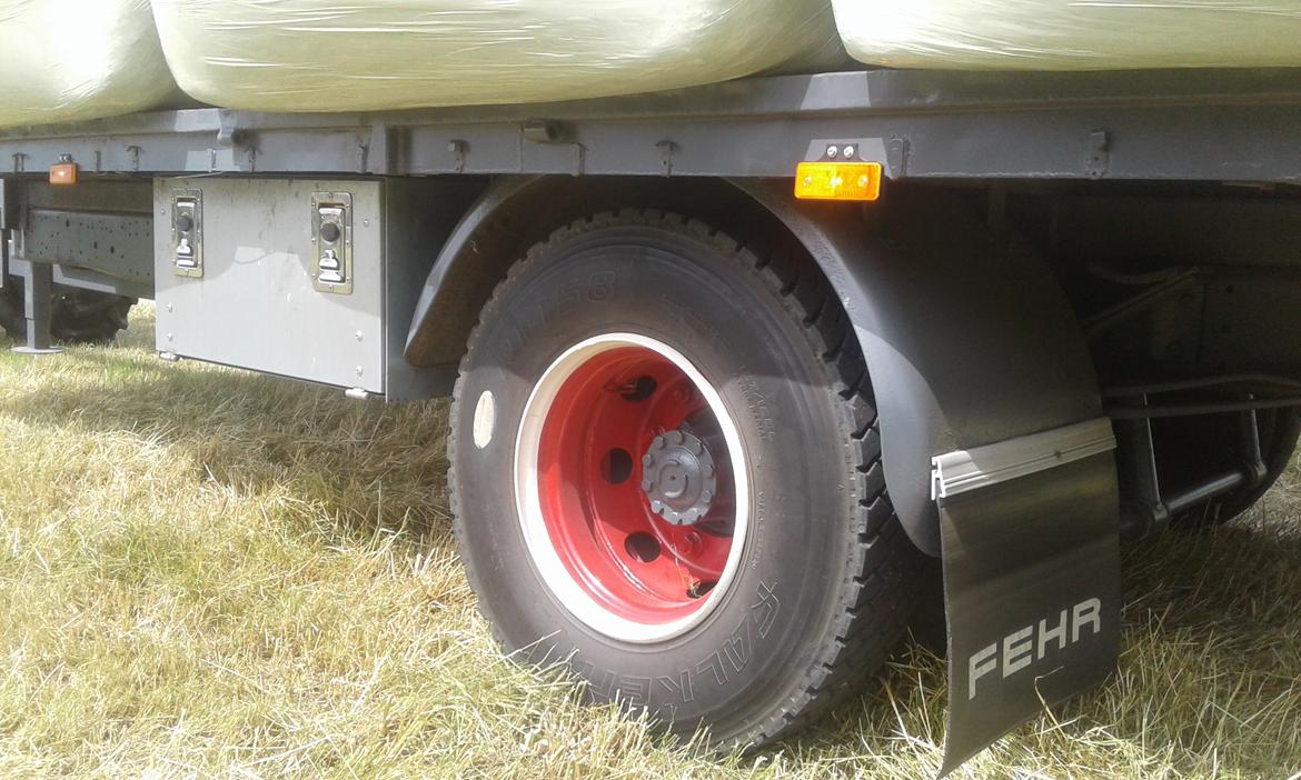 Fra Cargo til halmvogn - Det ligner jo næsten en Danish Agro-bil. Det passer vel meget fint når den nu skal tjene i landbruget igen. Utroligt så meget gladere man bliver for tingene når de er malet. Man smiler jo næsten hver gang man lægger en balle op billede 19