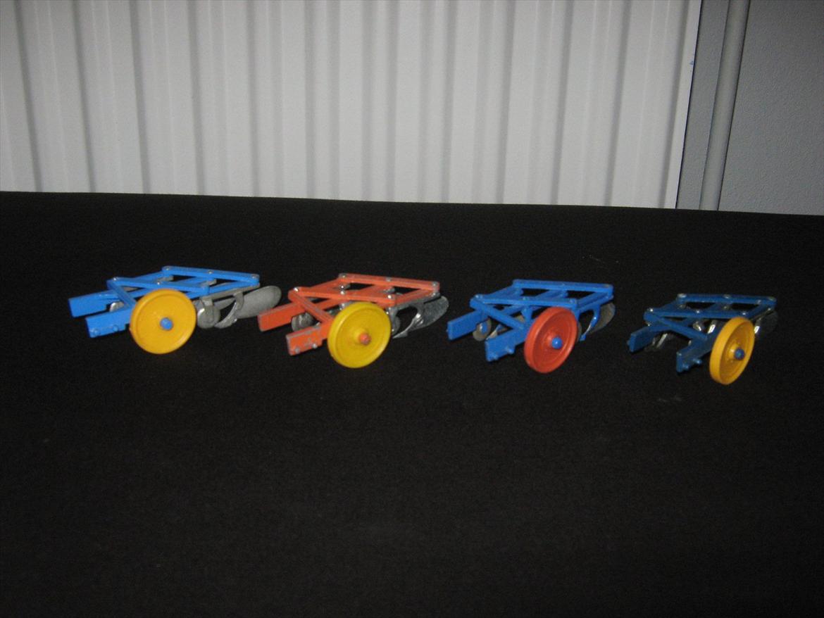 modeltraktor redskaber - britains three furrow ploughs billede 41