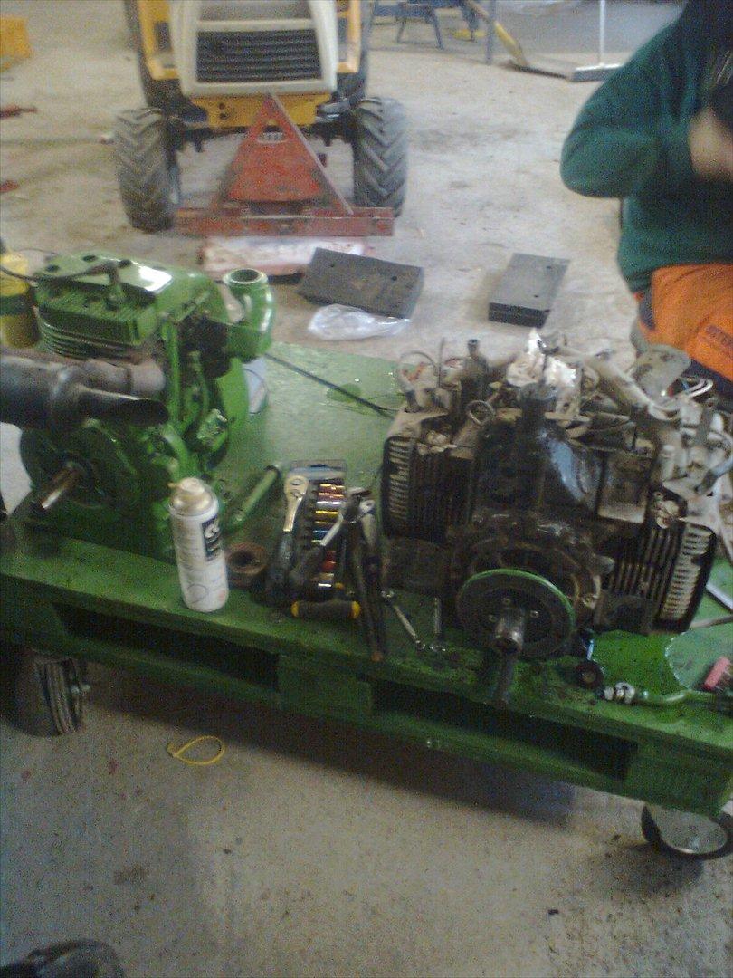 Havetraktor - Den gamle motor på Wheel Horsen til Venstre og den "nye" til højre en Kohler Magnum 18 fra 1994. billede 12