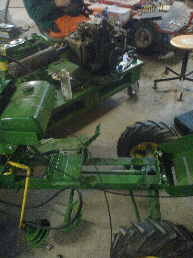 Havetraktor - Har lige taget den gamle motor af. billede 11
