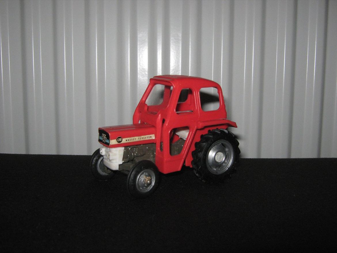 massey ferguson modeltraktorer og redskaber - 32. britains mf 135 (1973 - 1975) billede 1