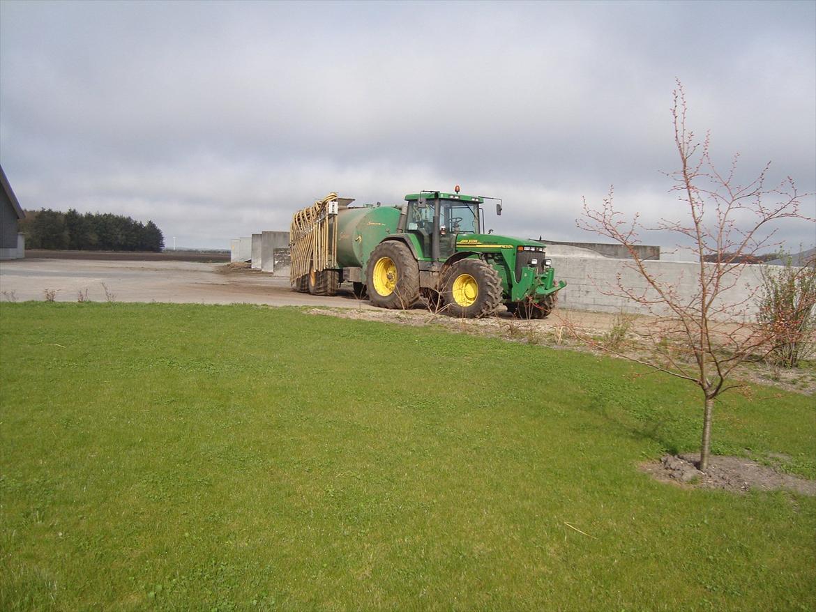 John Deere traktorer - Tildlig gylleudbringning, skulle lige have vasket vinduer. 2010 billede 23