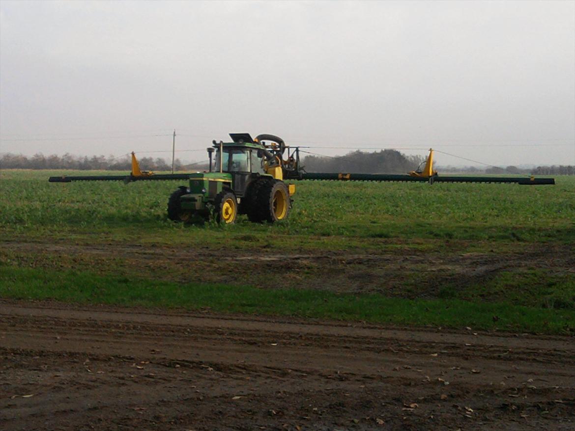 John Deere traktorer - Hurra for tvillinghjul og liftophængt sprøjte i et VÅDT efterår. Det sparede os helt sikkert for store spor i vintersæden. 2011 billede 26