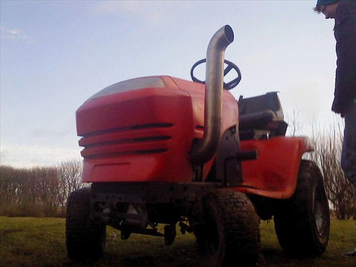 Min gamle havetraktor  - Atv dækkene er taget af den der er kommet græsdæk på og den er ved at blive med klipper til sommeren 2012 :) billede 9