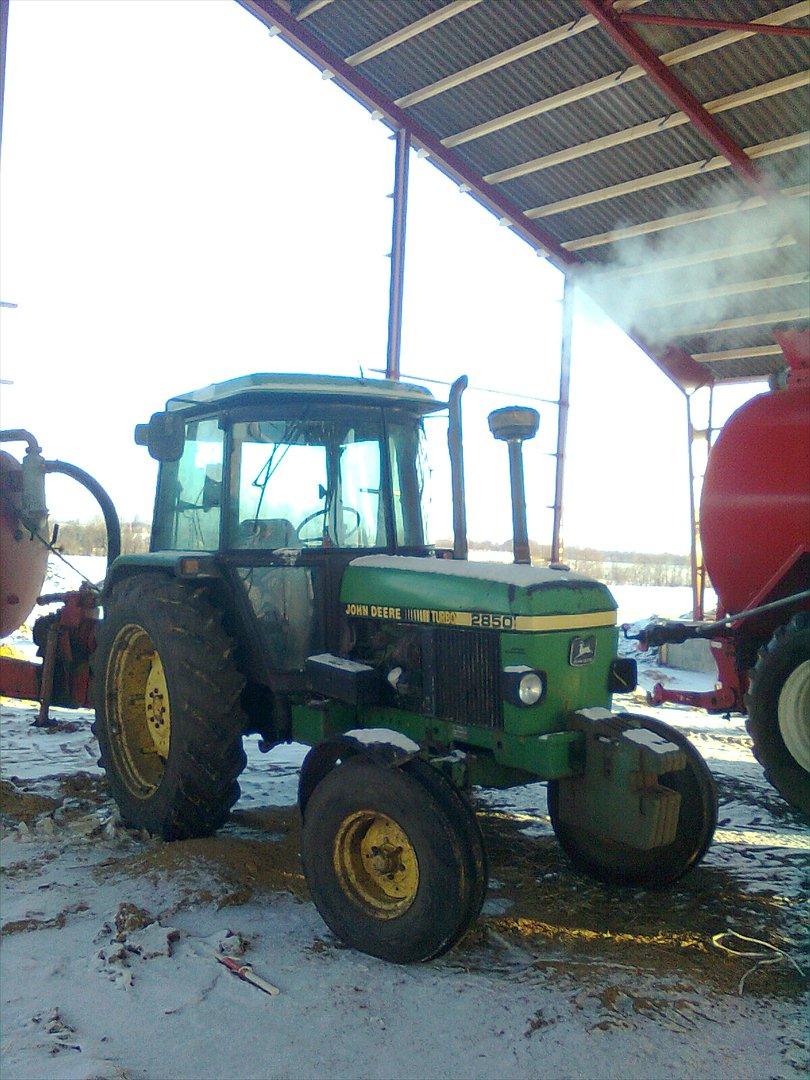 Arbejdet på Østerbygård. - John Deere 2850'er med 2 tons slamsuger 
John Deere 2850'er er blev bytte med en John Deere 3050'er billede 2