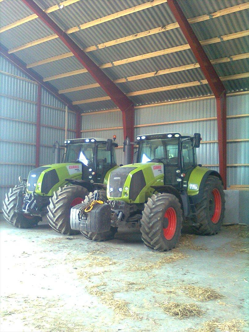 Arbejdet på Østerbygård. - Claas Axion 850 (lejet) sammen med Claas Axion 810 billede 5