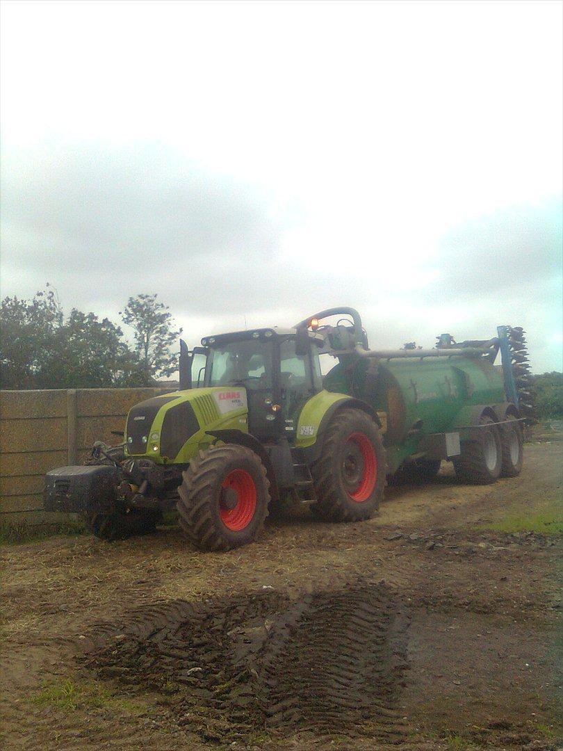 Arbejdet på Østerbygård. - Claas Axion 810 med pg 20 og 8 meter græsnedfælder billede 7