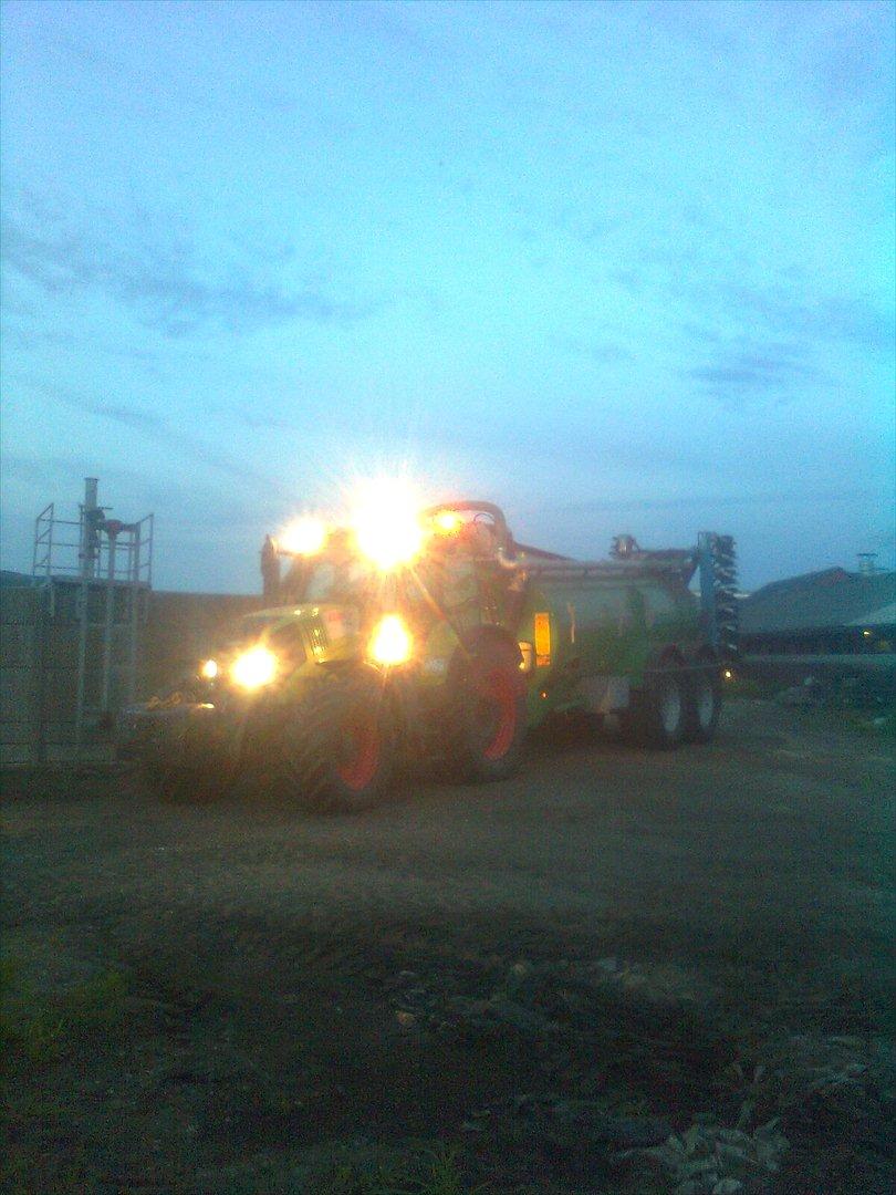 Arbejdet på Østerbygård. - Claas Axion 810 med pg 20 og 8 meter græsnedfælder billede 8