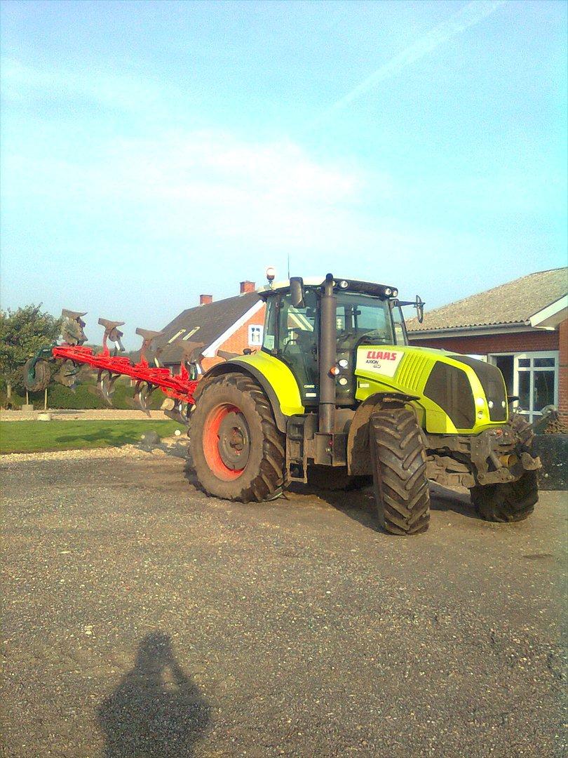 Arbejdet på Østerbygård. - Claas Axion 810 med 5 furet plov billede 10