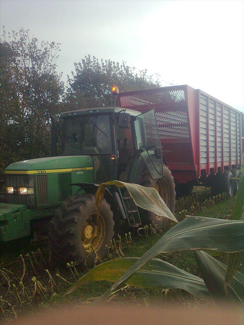 Arbejdet på Østerbygård. - John Deere 6610 med 40m3 bundkædevogn billede 15