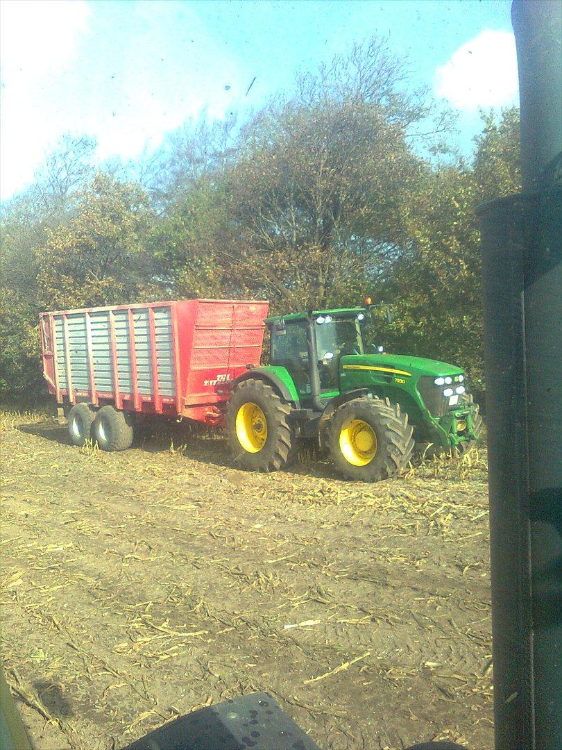 Arbejdet på Østerbygård. - John Deere 7930 med 40 m3 bundkædevogn (lånt af en anden landmand) billede 18