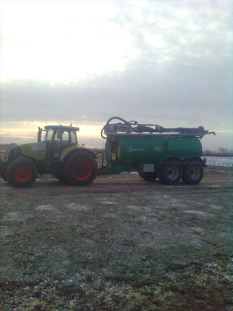 Arbejdet på Østerbygård. - Claas Axion 810 med pg 20 billede 20