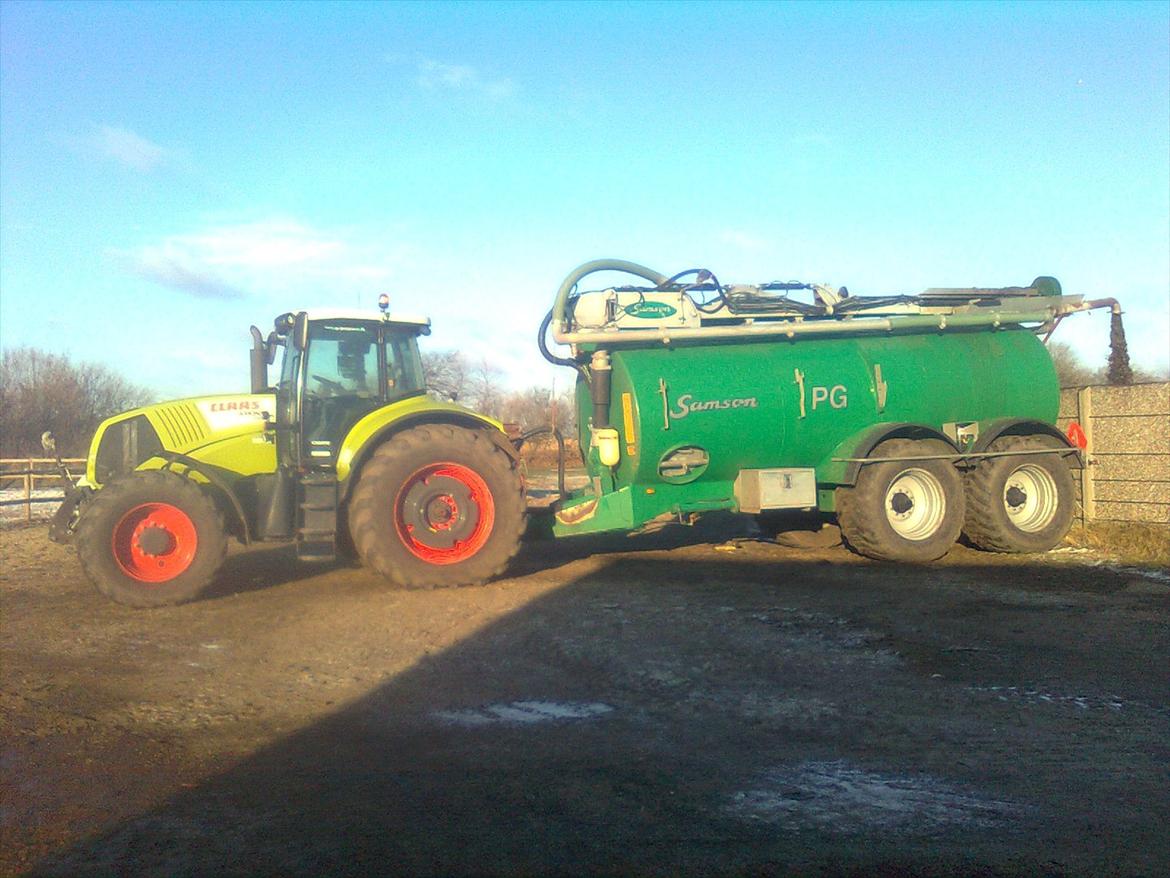 Arbejdet på Østerbygård. - Claas Axion 810 med pg 20 billede 21