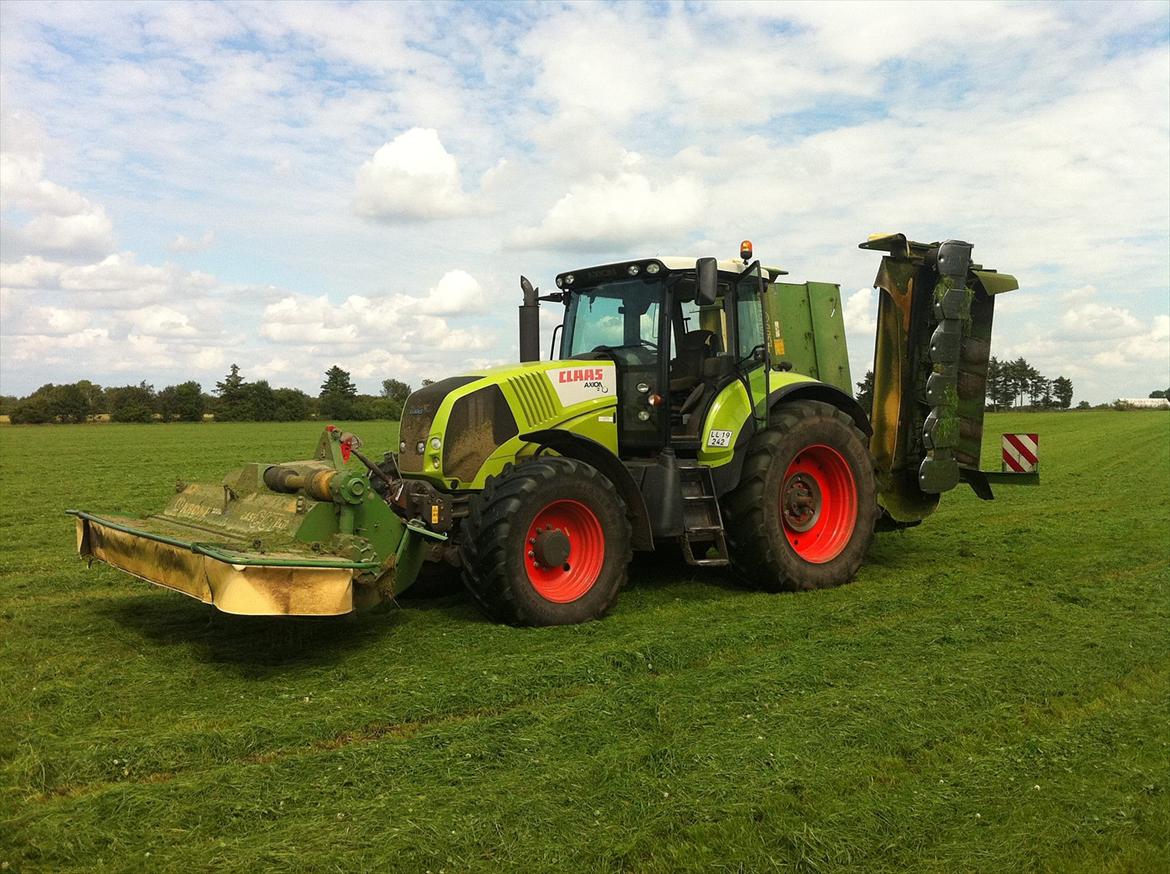 Arbejdet på Østerbygård. - Claas Axion 810 med skrålæggeren  billede 23