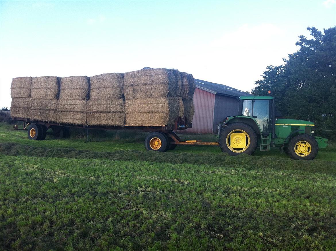 Arbejdet på Østerbygård. - John Deere 6610 med halmvogn  billede 26