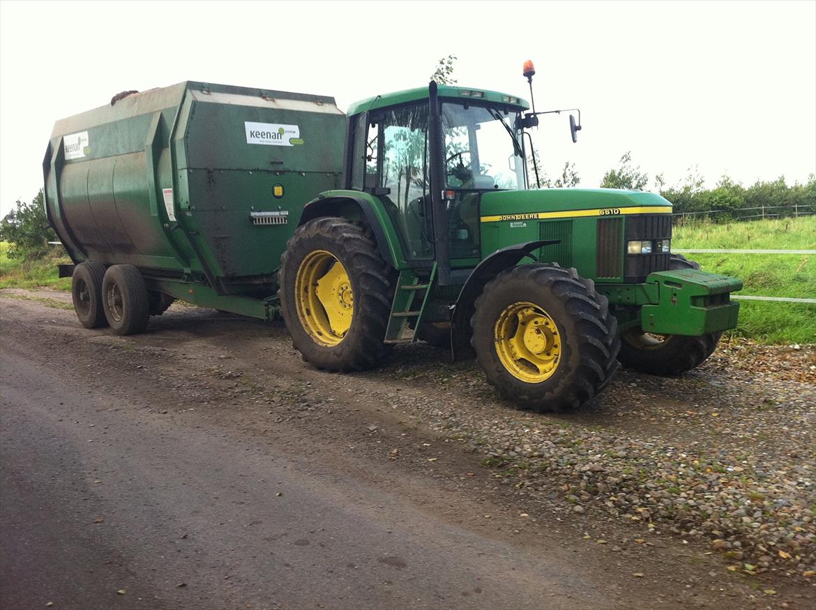 Arbejdet på Østerbygård. - John Deere 6610 med fuldfodervogn  billede 27