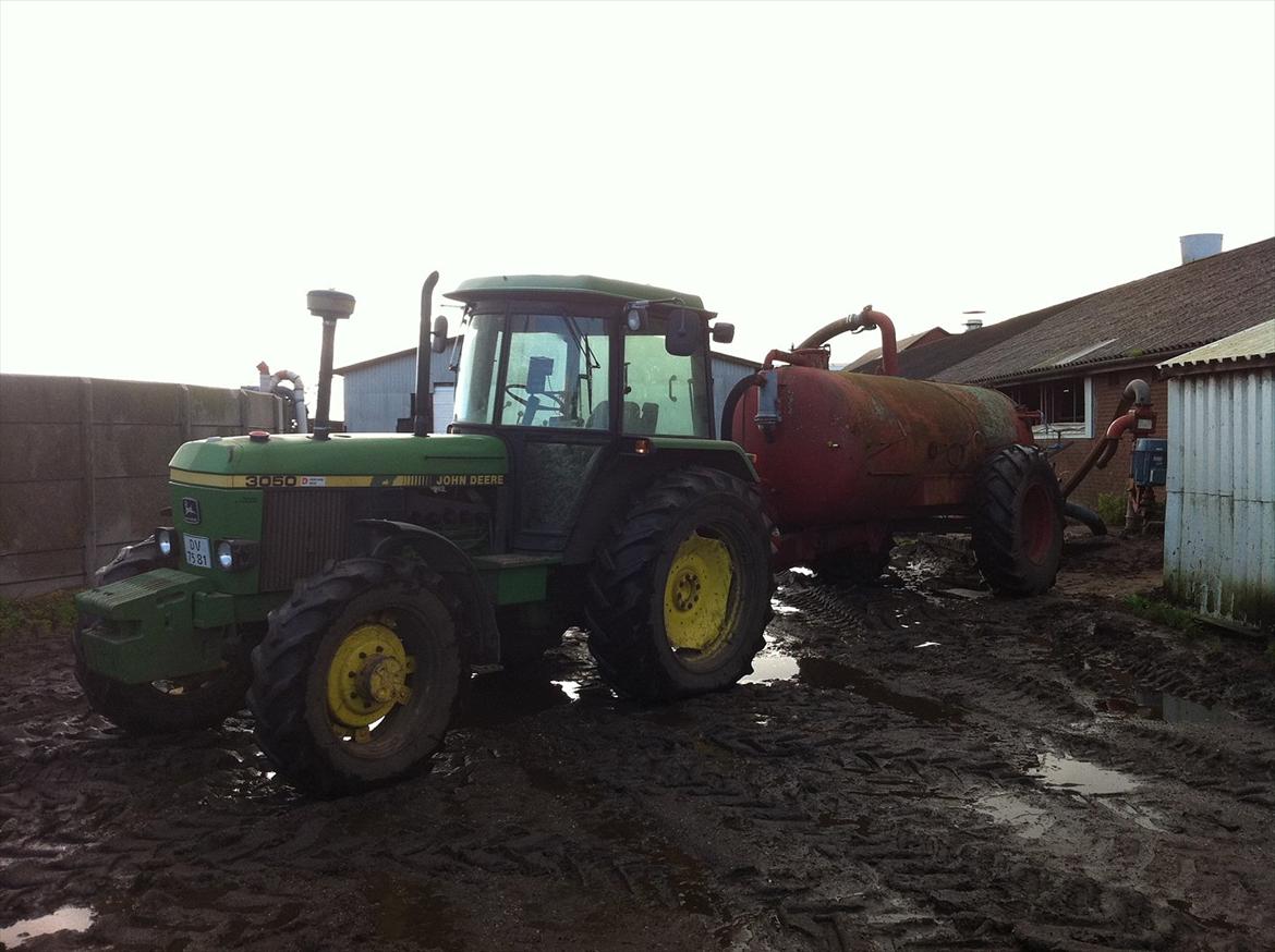 Arbejdet på Østerbygård. - John Deere 3050 med 2 tons slamsuger billede 28