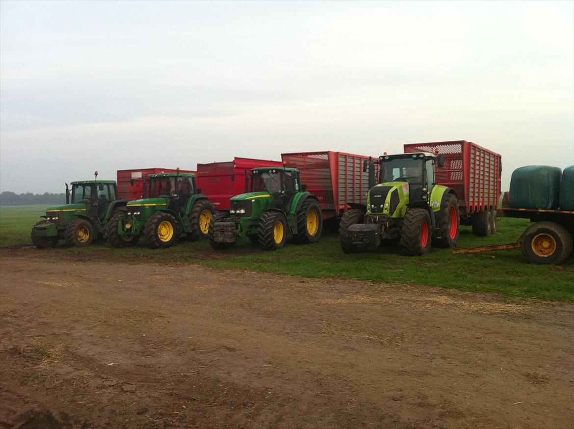 Arbejdet på Østerbygård. - Så er vi klar til at snitte majs :D
Fra venstre : John Deere 6610 med 16 tons tipvogn, John Deere 6910 med 18 tons baastup vogn (lånt), John Deere 6820 med 40 m3 budkædevogn (lånt) og Claas Axion 810 med 40 m3 budkædevogn billede 32
