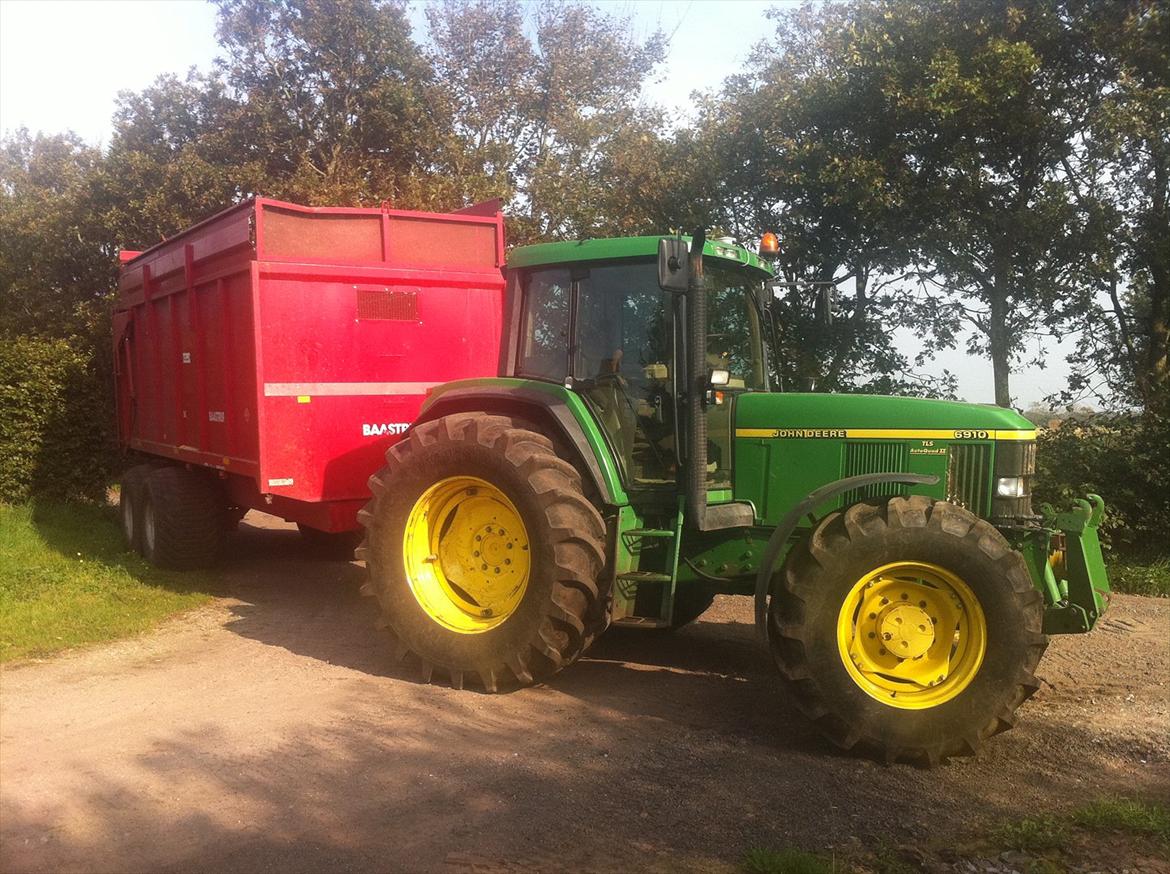 Arbejdet på Østerbygård. - John Deere 6910 med 18 tons baastrup vogn (lånt) billede 33