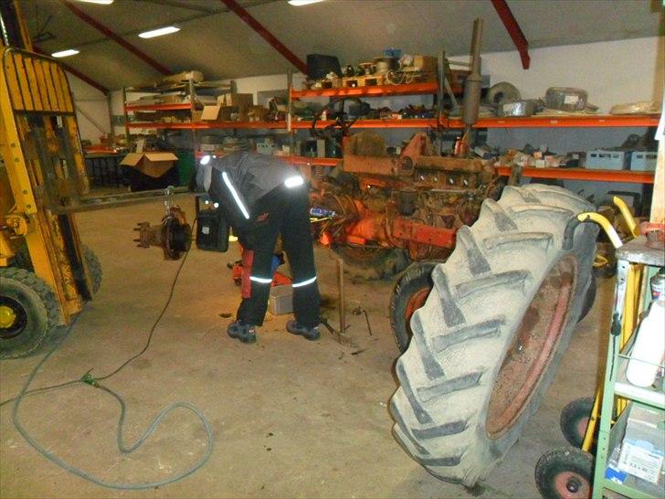 projekt volvo t25  - min far der er igang med at gøre rent inde i bremse huset 

fuld af oil og jord og vand  billede 5