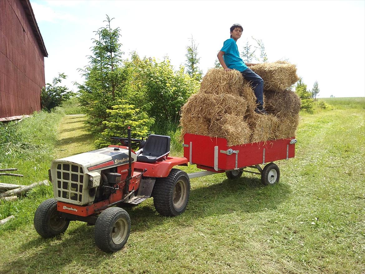 Mine maskiner. Simplicity Havetraktor, Yamaha Quad / Atv. - Ude og køre halm til sankt hans bålet. :-) billede 6