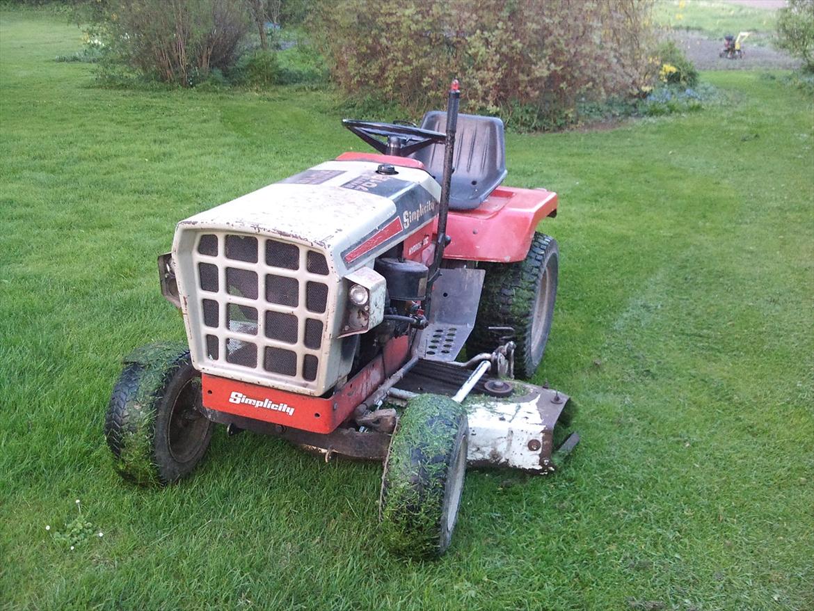 Mine maskiner. Simplicity Havetraktor, Yamaha Quad / Atv. - Da jeg fik sat klipperen på den, den var sgu bred! billede 4