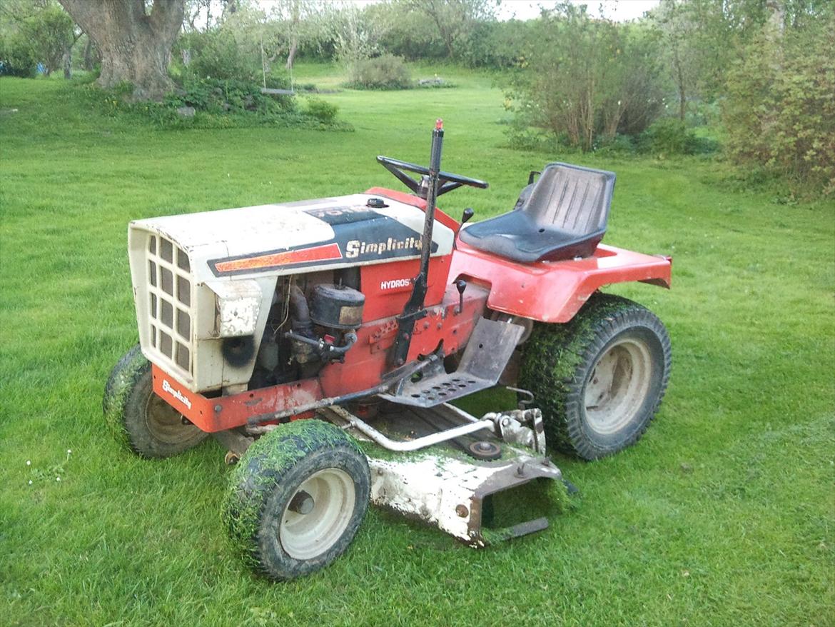 Mine maskiner. Simplicity Havetraktor, Yamaha Quad / Atv. - Da jeg fik sat klipperen på den, den var sgu bred! billede 3