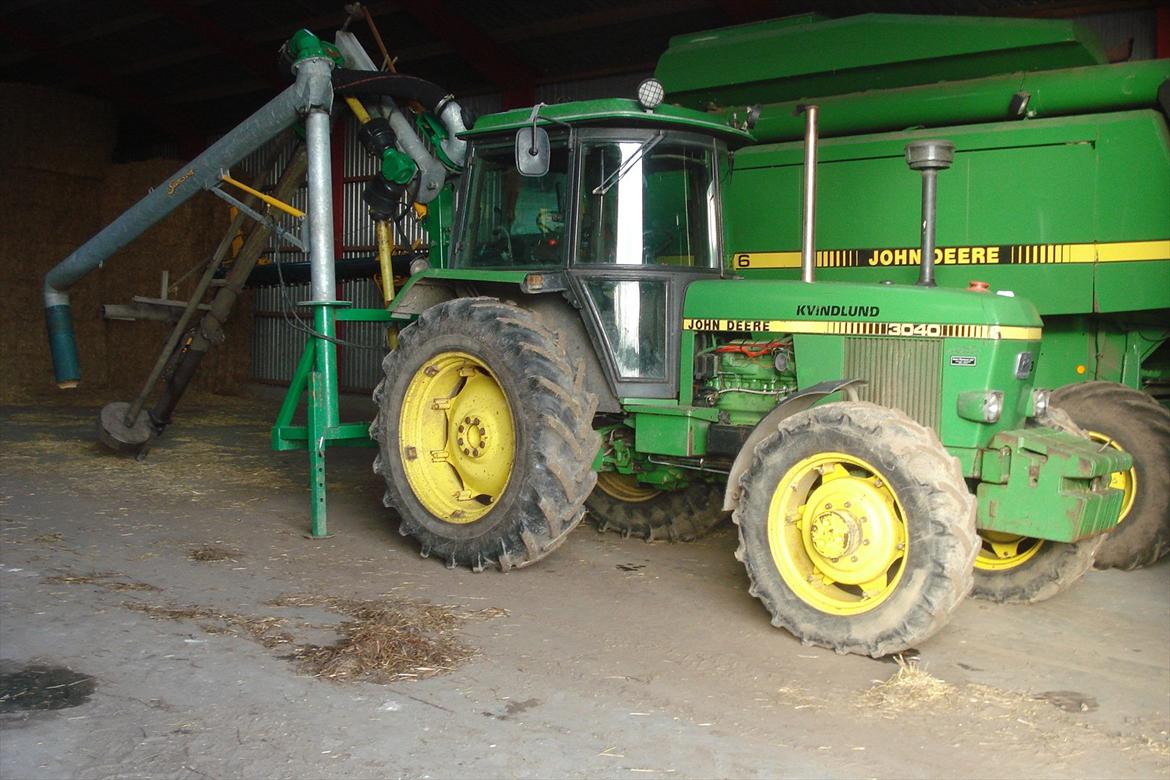 John Deere traktorer - Ja det kan godt lade sig gøre at køre gylle uden læssetårn på, selvom vi skriver 2012. Og fjernbetjening er der heller ikke noget der hedder.  billede 36