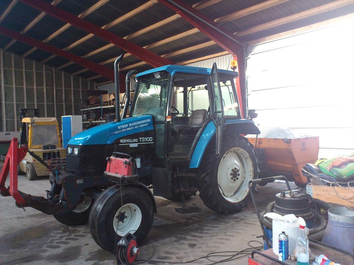 Hyrup Maskinstation - NH TS 100 fin bette traktor som lige er ved at blive shinet op inde i førerhuset med interiører rens og en klud :)  billede 20