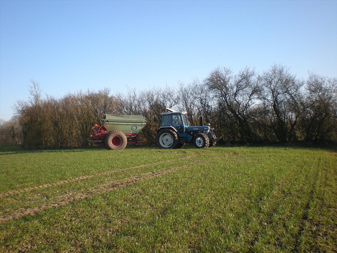 Æ Ford gods 2 - 7810 spreder gødning med bugseret Bredal billede 2