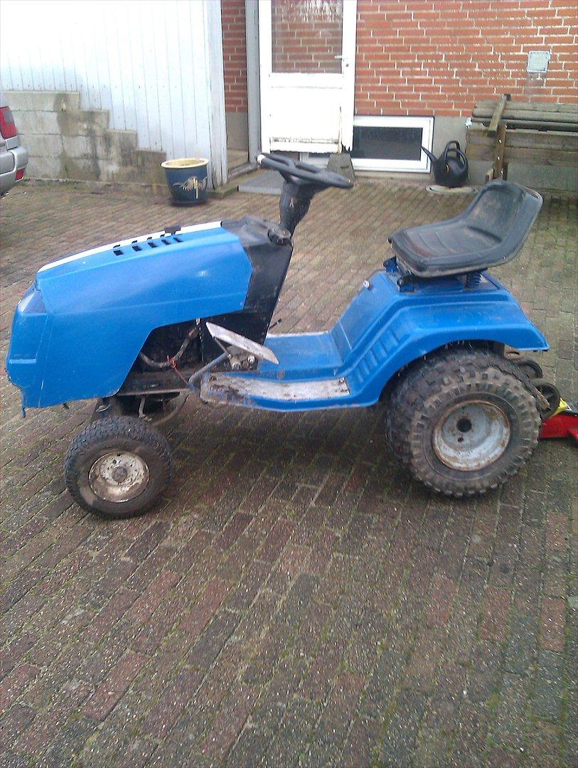 Min gamle havetraktor - Sku jo li se om de dæk fra den gamle ku være der :) det var så det de ikk ku ;) billede 3