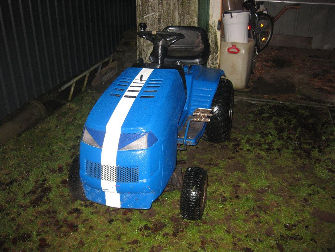 Min gamle havetraktor - Havde li kørt en tur på den efter tilpasning af de dæk fra den gamle :) billede 4