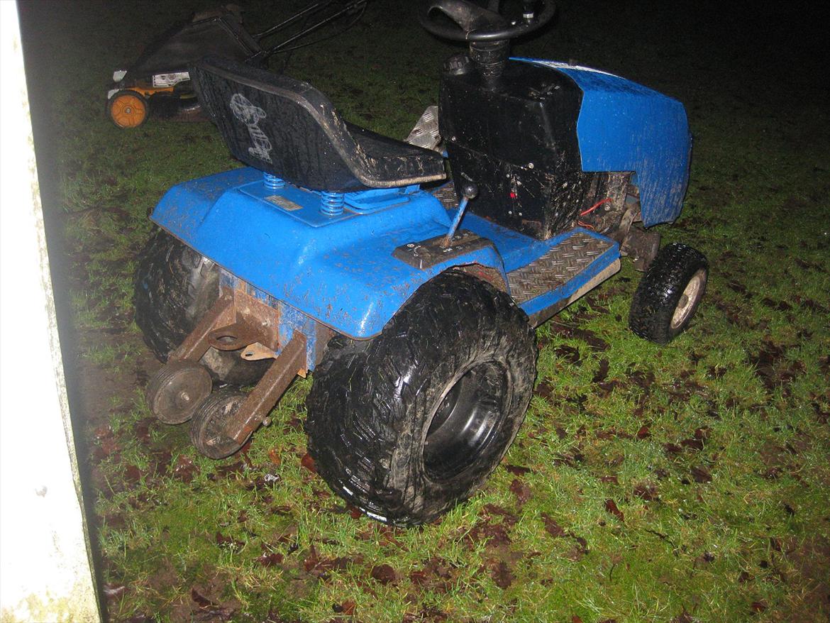 Min gamle havetraktor - Med 22*10*10 dæk så burde den og ku trække noget :p billede 8