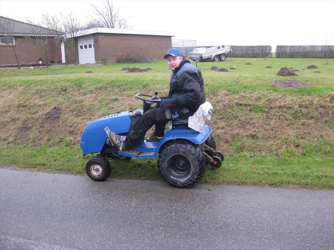 Min gamle havetraktor - Ham siel der kører :) billede 13