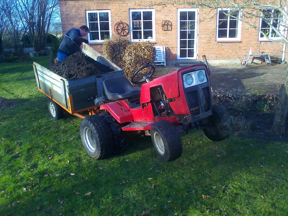 min mini traktor - ude og og køre lidt jord :)
  billede 1