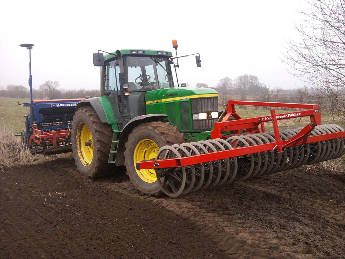 John Deere traktorer - 55'eren valgte lige at blive utæt i bagtøjet den fredag hvor vi begyndte at så. Reservedelene kom først mandag, så 7810'eren måtte ud og så billede 44