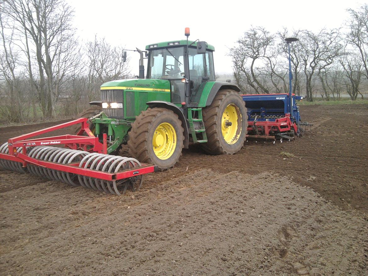 John Deere traktorer - 55'eren valgte lige at blive utæt i bagtøjet den fredag hvor vi begyndte at så. Reservedelene kom først mandag, så 7810'eren måtte ud og så billede 45