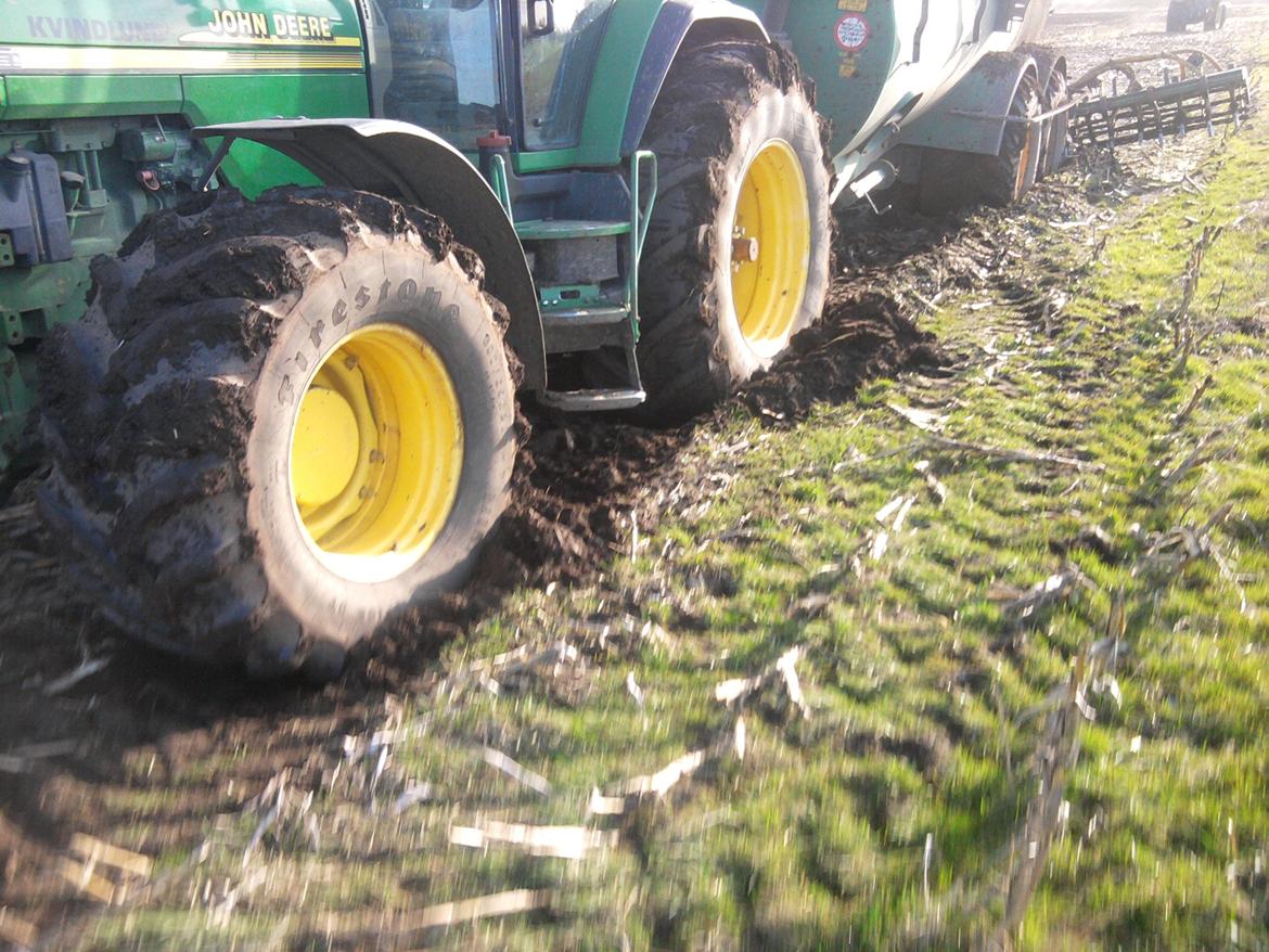 John Deere traktorer - Hmm første gang i 6-7 år jeg måtte have assistance til gyllevognen billede 48