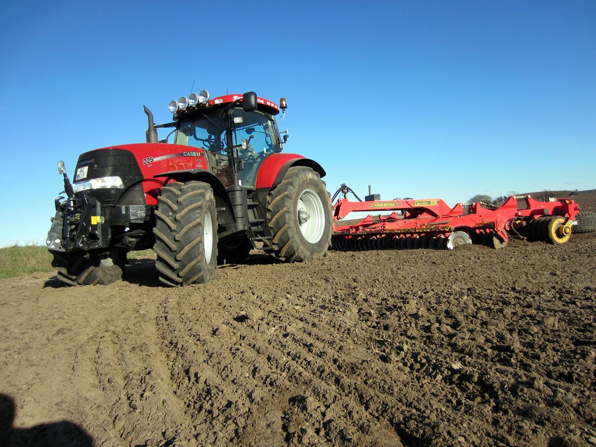 Martin Børsting Maskinstation  - Helt ny Case IH Puma 225 CVX med 6,5 meter Väderstad Carrier på arbejde i lerjorden. billede 2