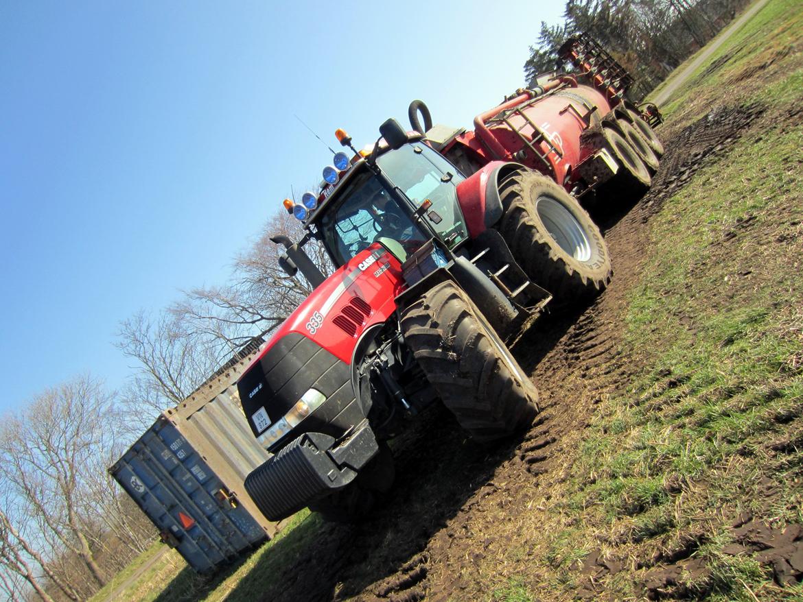 Martin Børsting Maskinstation  - Case IH Magnum 335 med 25 ton AP gyllevogn og 8 meter AP nedfælder læsser fra buffertanken. billede 3