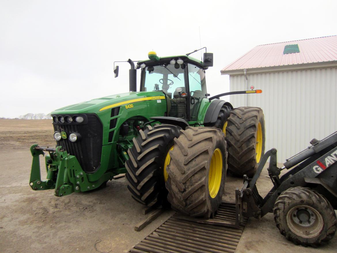 Martin Børsting Maskinstation  - Nyindkøbt Brugt John Deere 8430, klargøres til såmaskinen.  billede 6