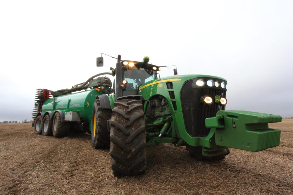 Martin Børsting Maskinstation  - John Deere 8530 med Samson PG 25 med 12 meter Vredo græsmarksnedfælder. billede 8