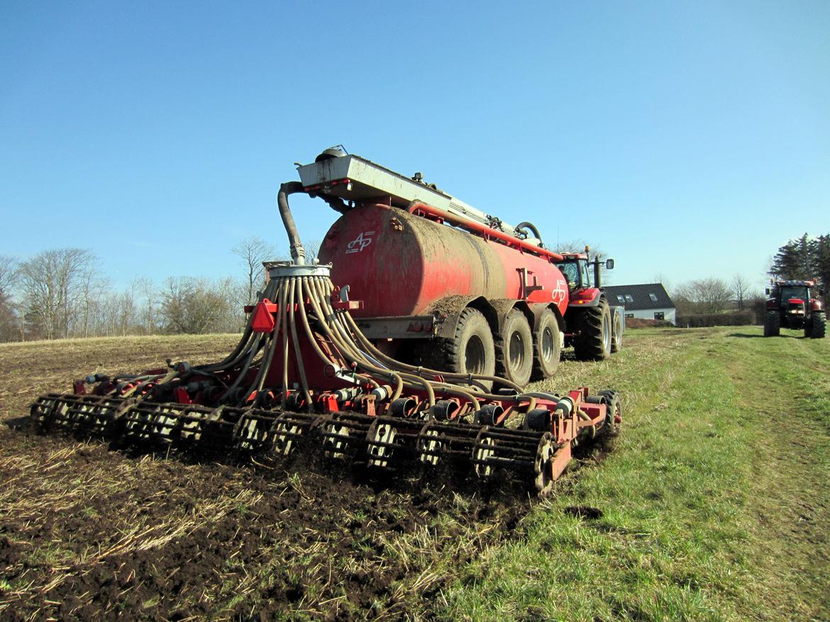 Martin Børsting Maskinstation  - Case IH Magnum 335 med 25 ton AP gyllevogn og 8 meter AP nedfælder, igang med sortjordsnedfælderen.  billede 13