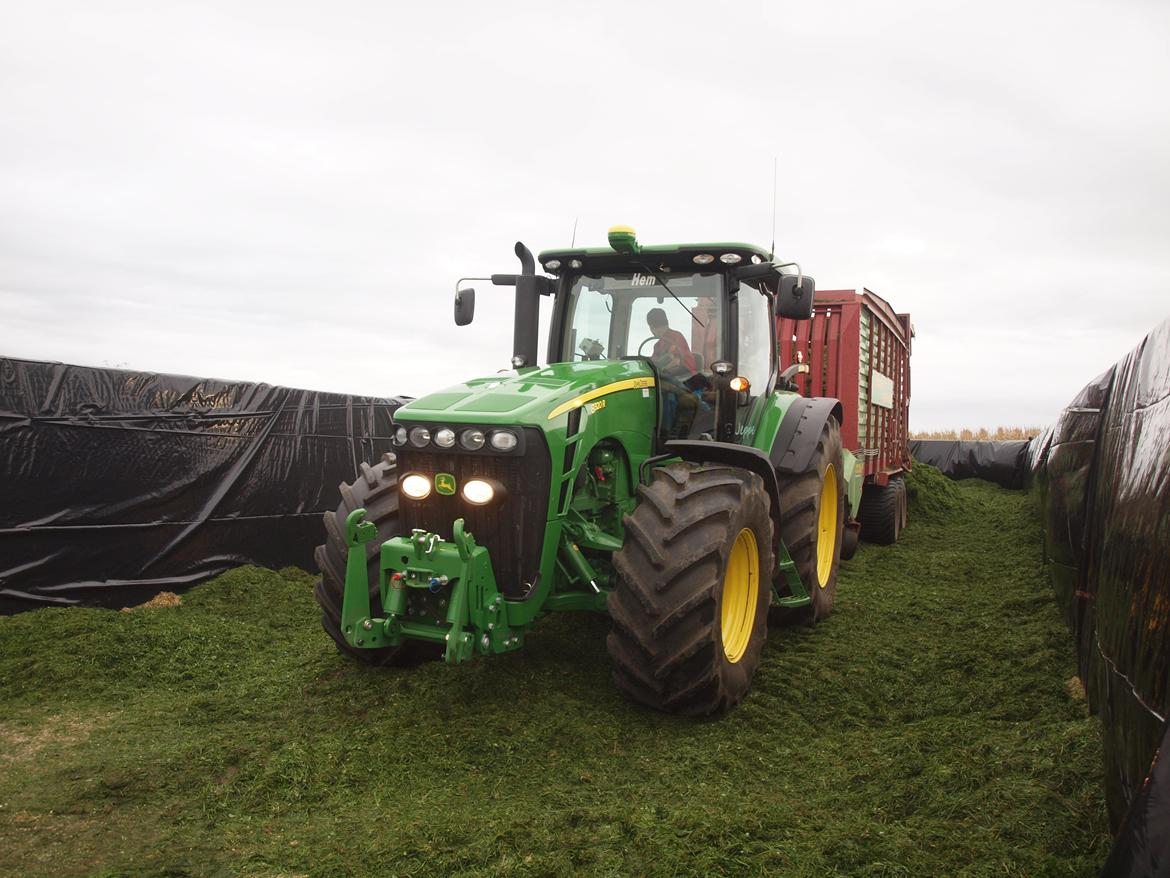 Martin Børsting Maskinstation  - John Deere 8320R med Strautmann opsamlervogn  billede 17