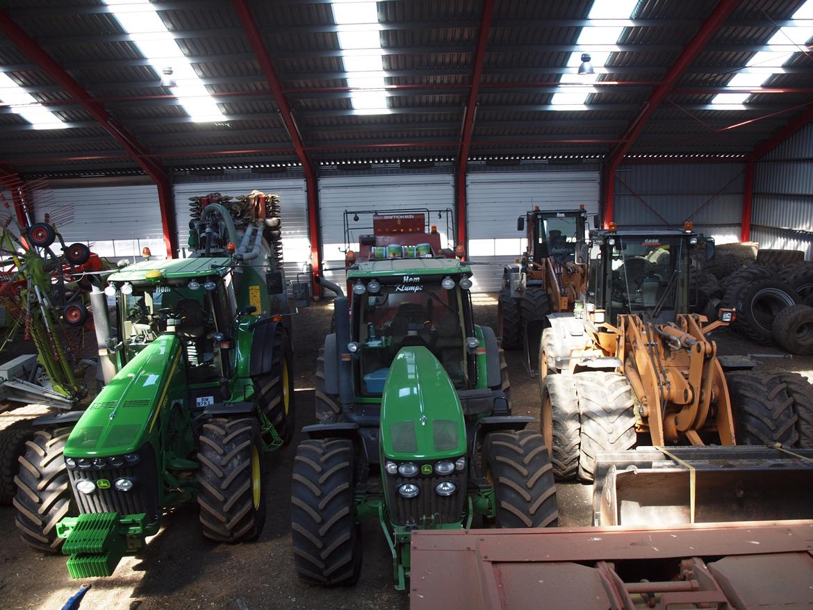 Martin Børsting Maskinstation  - John Deere 8530,7930 siden af de to gummigede Case 721E, i maskinhuset billede 23