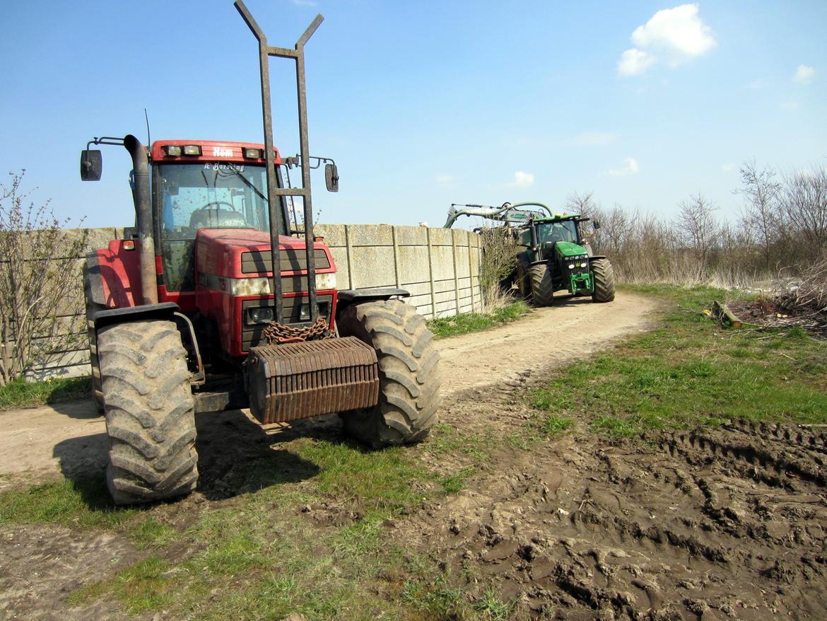 Martin Børsting Maskinstation  - Case IH Magnum med Ørum GMD 8500 Gyllerører, og John Deere 8320R med Samson PG 25 læsser endnu et læs gylle.  billede 36