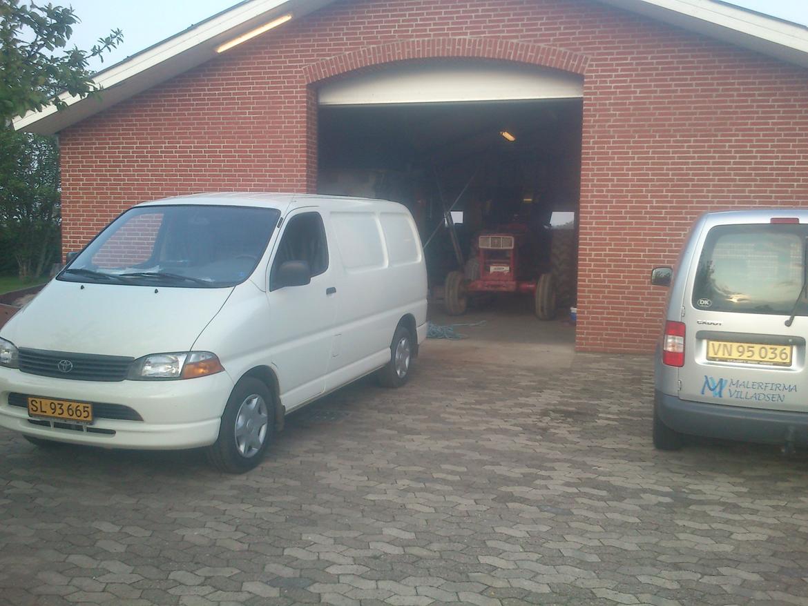 Lettere renovering af IH 844-S - Ved ik om man ik lige kan fornemme den snor der går fra baggenden af Hiace'en ind i værkstedet/hallen.
D. 19-05-2012 billede 4